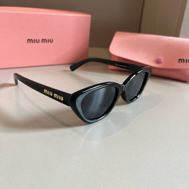 Miumiu new cat-eye sunglasses - a must-have for outings, many celebrities wear t
