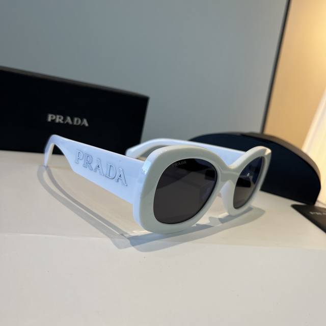 Prada trendy sunglasses for men and women, lightweight and won't press on your
