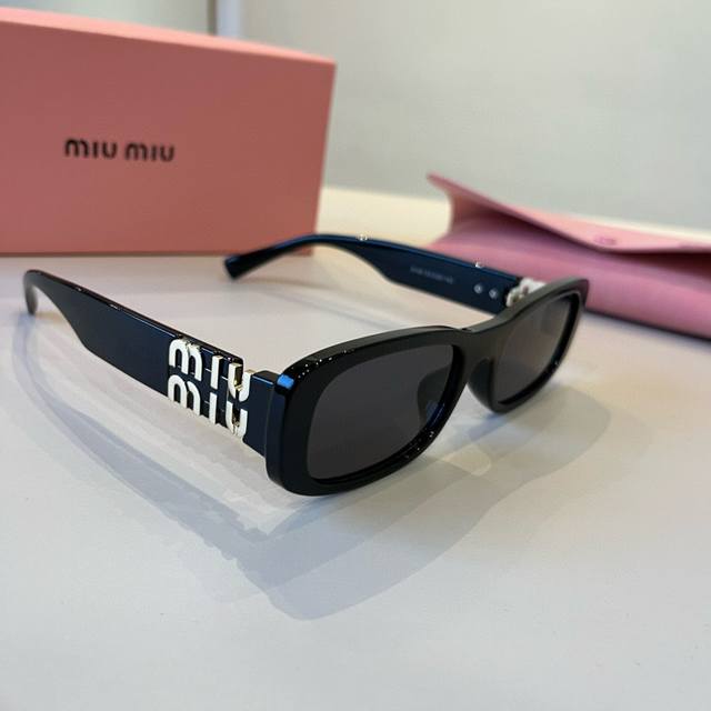 Miumiu sunglasses, sweet and cool modern girls, look here! I'm totally captivate
