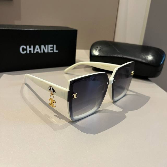 Chanel sunglasses, pendant logo DDD