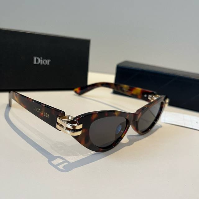 Dior Cat-Eye Sunglasses Dior Sunglasses Cdior B2U A chic new interpretation of t