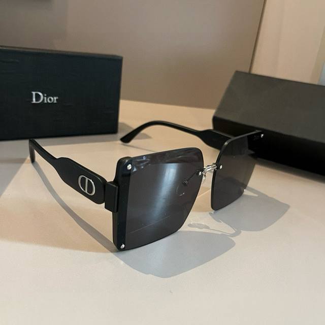 Dior elegant sunglasses, a must-have for driving and sun protection DDD