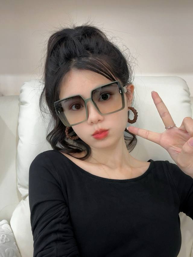 Tr Nylon Series. Hermes' classic square frame design, flattering for all face sh