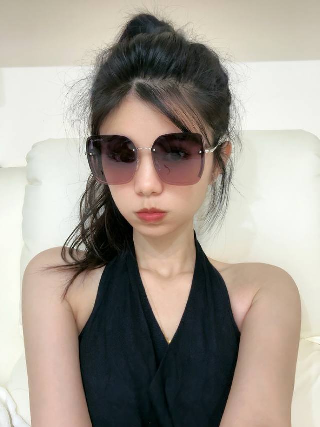 Polarized Series Chanel's classic frameless design, flattering all face shapes,