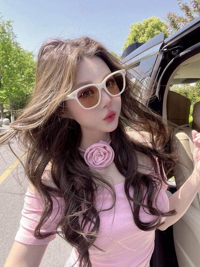 Gucci's classic small-frame design suits all face shapes and looks great with ei