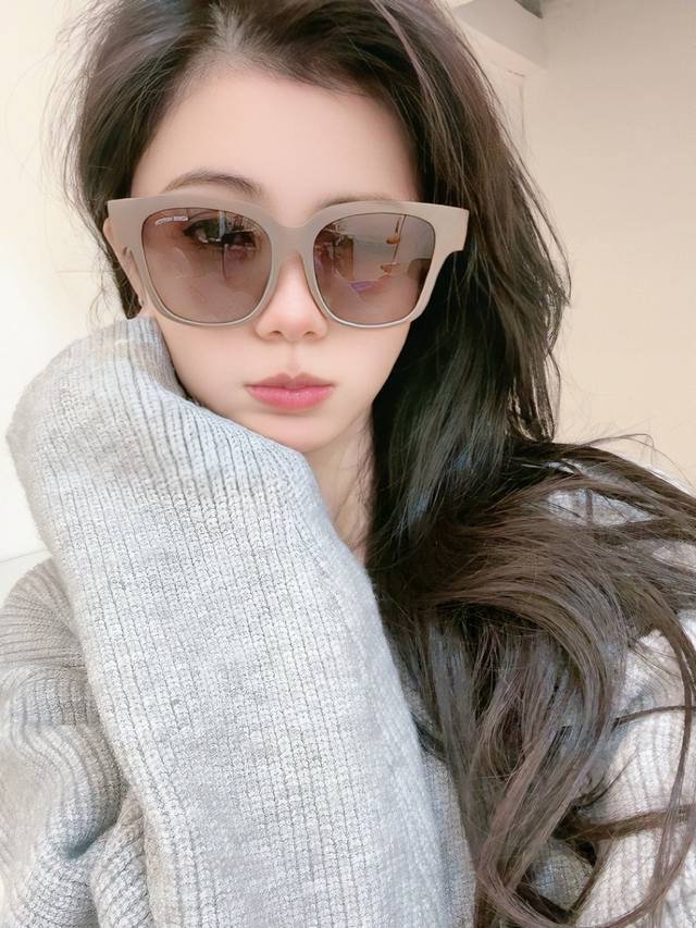 Tr Polarized Series Lv Large Frame Sunglasses. Classic square frame design, suit