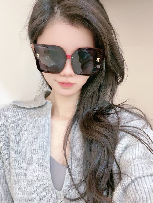 Lv oversized sunglasses. Classic square frame design, flattering for all face sh