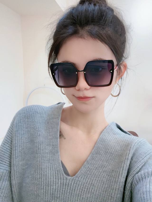 Tr Polarized Series Lv Large Frame Sunglasses. Classic square frame design, suit