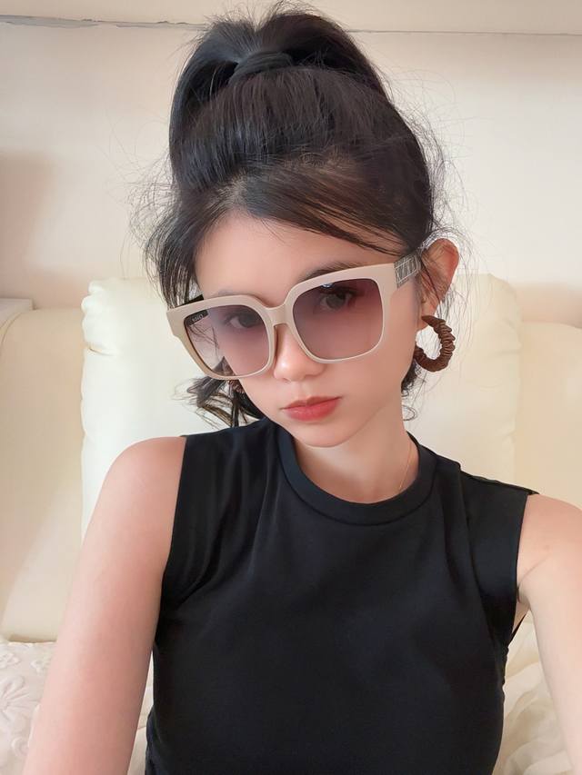 Dior 2025 Spring New Trendy Square Frame Sunglasses, High Quality, Comfortable t