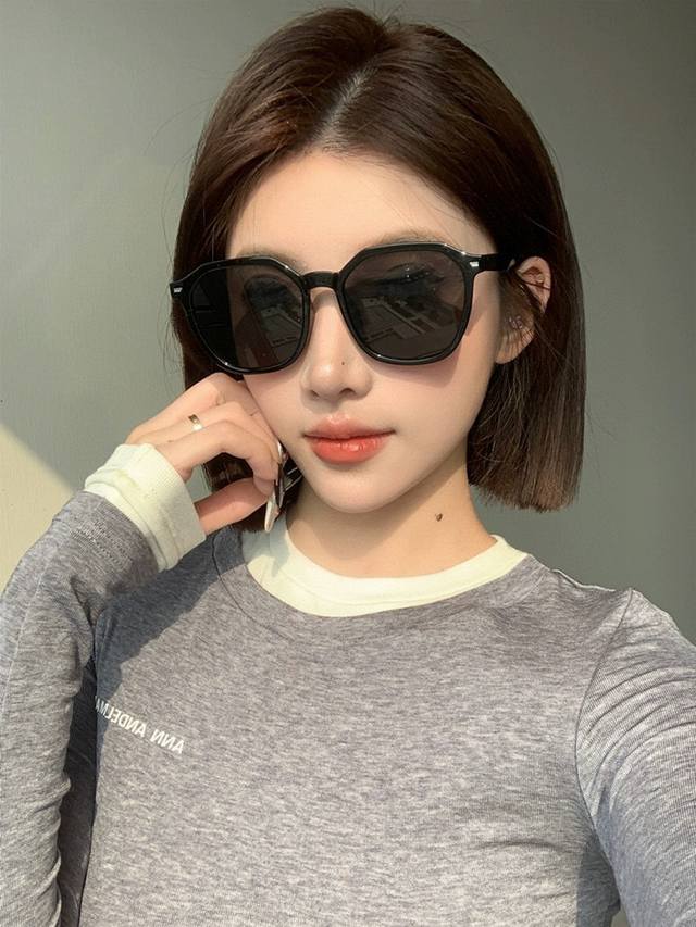 Gucci New One-Piece Driving Sunglasses - A Must-Have for Outings, Popular with C