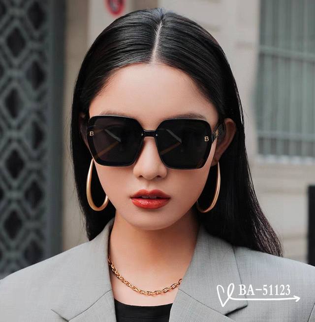 Balenciaga DDD. Polaroid resin lenses DDD. Lightweight and comfortable Tr frame