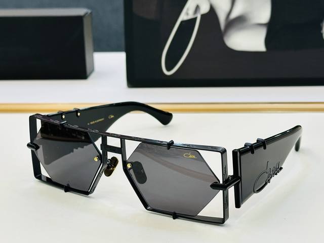 New Cazal Model: Mod004 Size: 58 (18-145 cm) A bold combination of curves and s