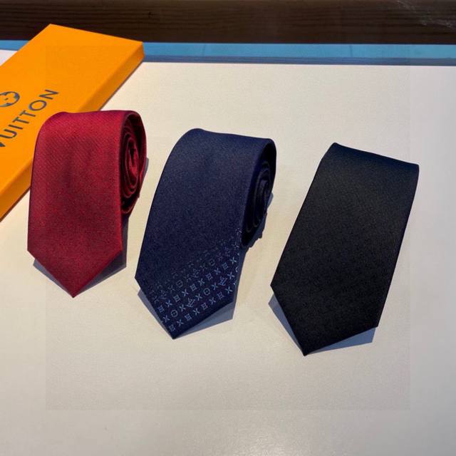 LV letter gradient tie, a classic Louis Vuitton tie, a must-have for men, super