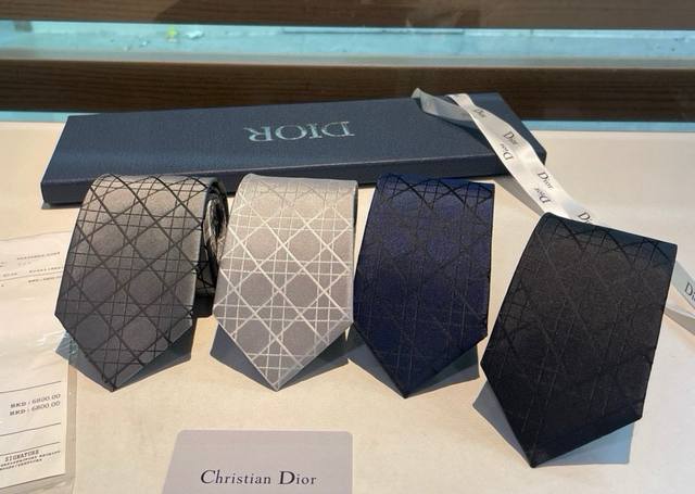 Dior's new men's silk check tie. A rare choice showcasing exquisite craftsmanshi