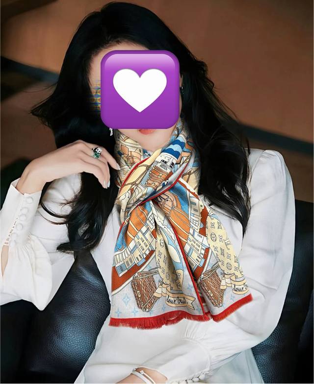 New LV high-quality double-sided same color scarf, a must-have for girls. Looks