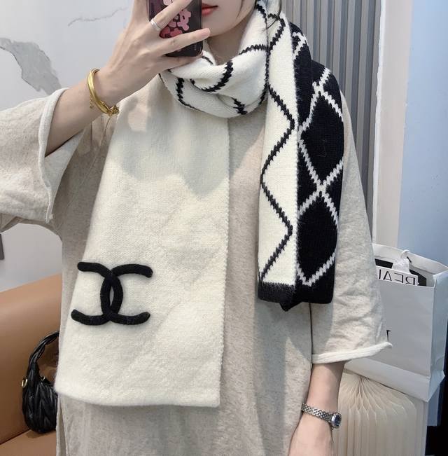 New Arrival! Chanel's Exclusive Item of the Year Arrives! This Chanel Fall/Winte