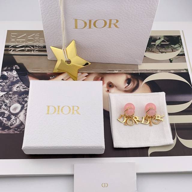 We are shipping our Dior D letter accessory pink bead earrings Z 5700, the late