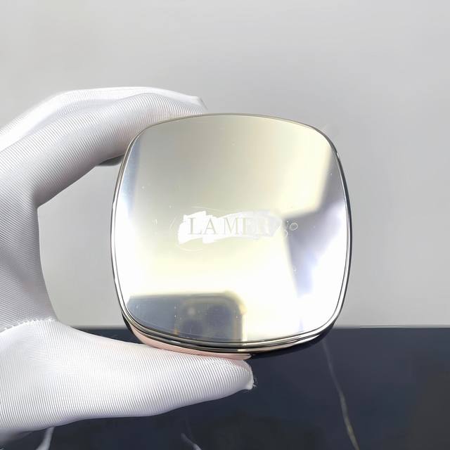 High-quality La Mer cushion foundation in a kraft paper box. Some codes have be