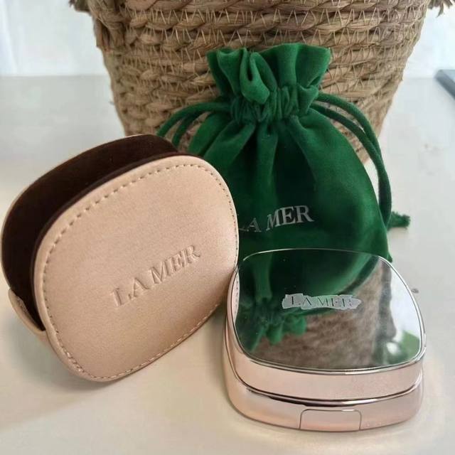 Official La Mer Cushion Foundation in a leather case. B13 code! Official Europe
