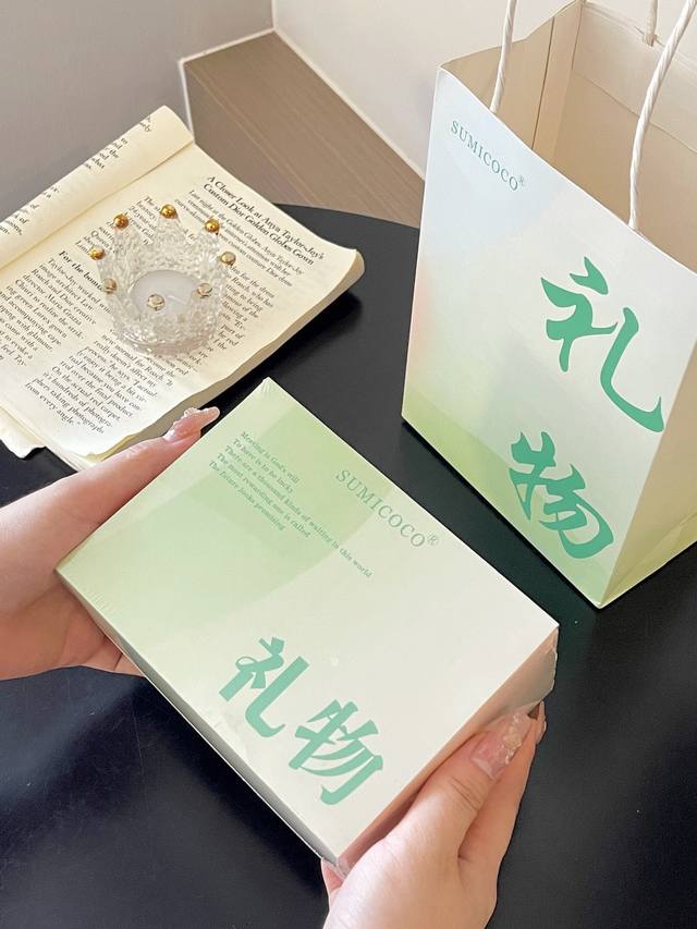 A romantic, poetic, and steadfast aromatherapy diffuser. Romantic because, thou