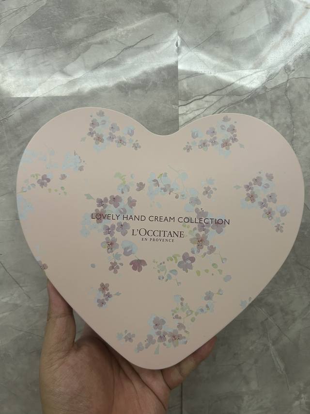 High-end quality L'Occitane Romantic Floral Scented Heart Set! Includes: Cherry