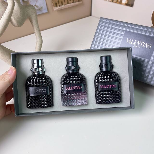 High-quality Valentino sample black three-piece set 30ml. DDD
