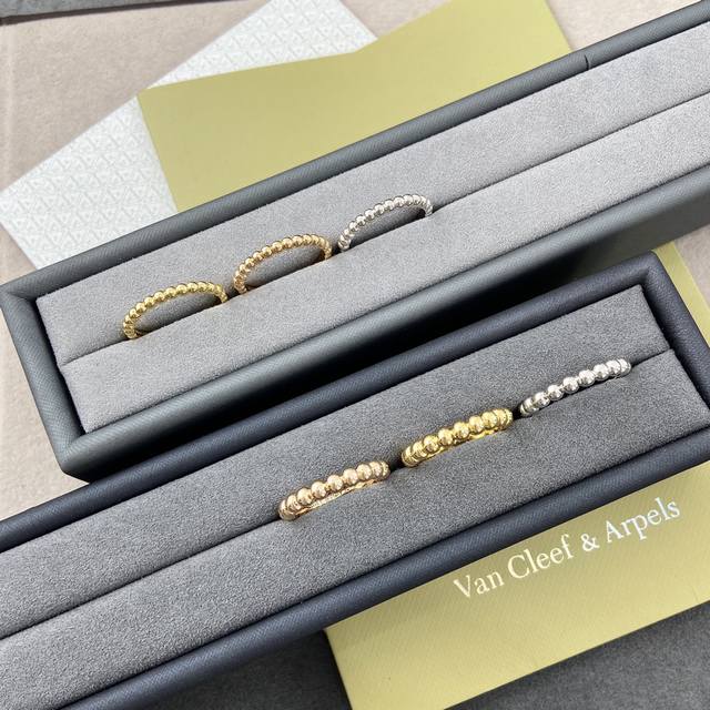 Vj0633 Large Bead Vj0179 Small Bead VA Seed Bead Ring Super versatile style! Ava