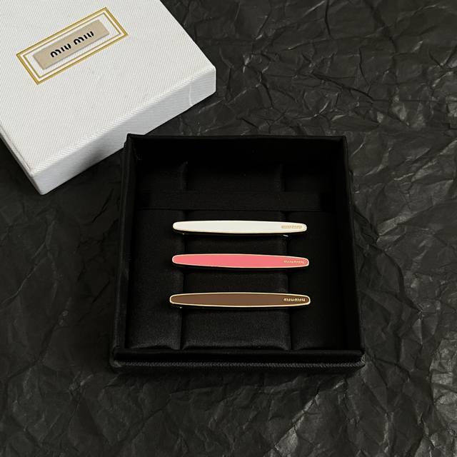 A set of 3 Miu Miu hair clips Export order, the most beautiful single item, full