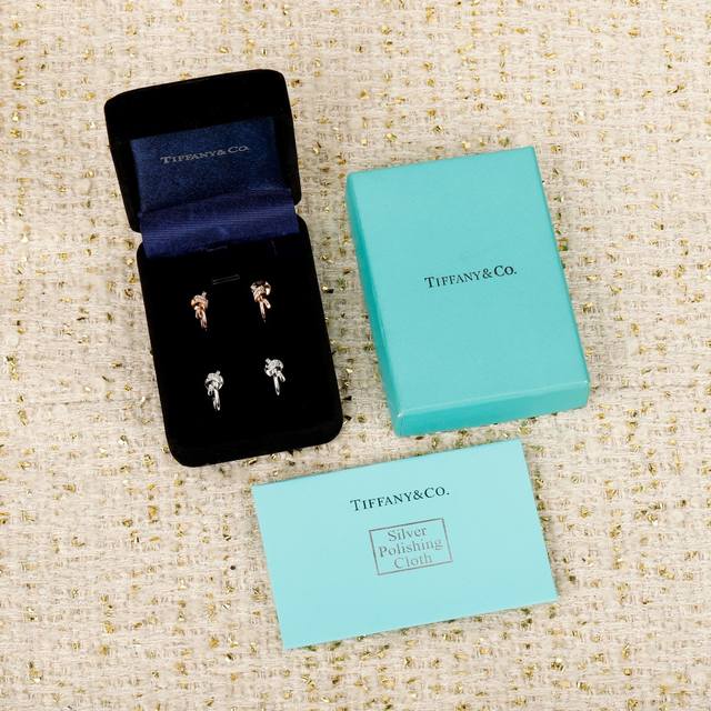 250253 We produce knot earrings, custom-made with real gold and diamonds. They s