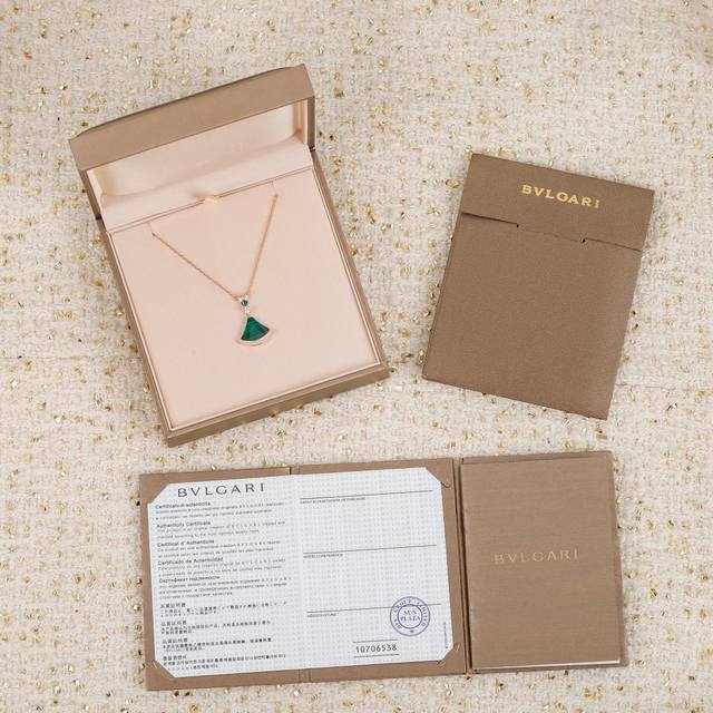 202675 We offer customizable 18K genuine gold and diamond products. The agate wi