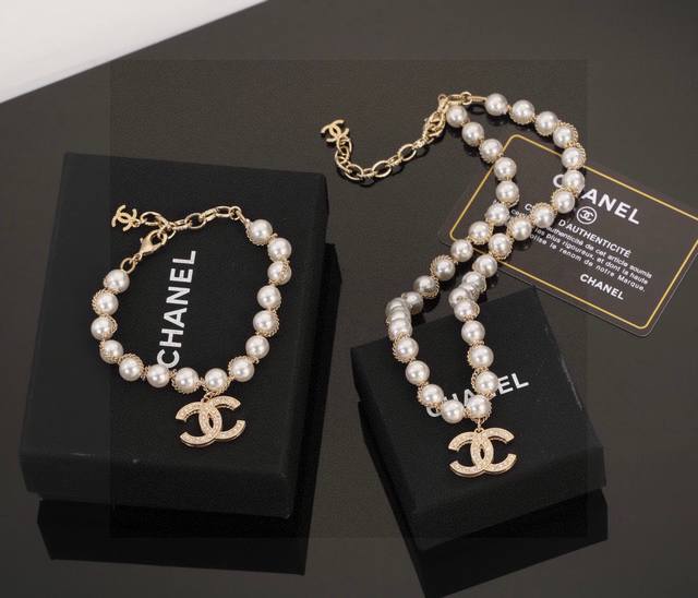 The latest Chanel double C pearl bracelet and necklace are very beautiful, exqu