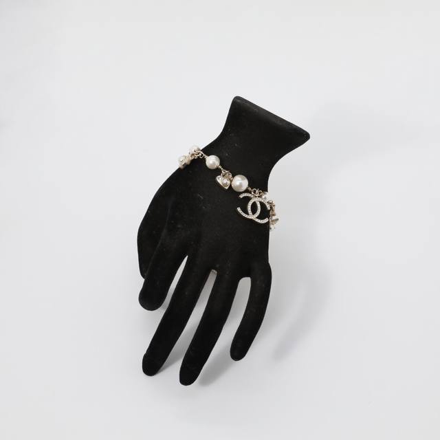 Ch Nel Bracelet: A classic, popular women's bracelet with a star-shaped, five-sh