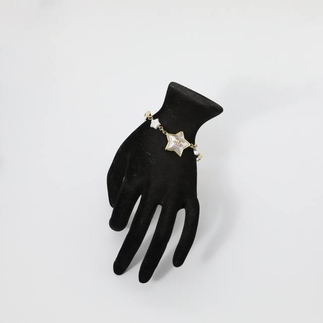 Ch Nel Bracelet: A classic, popular star-shaped acrylic double-C rhinestone and