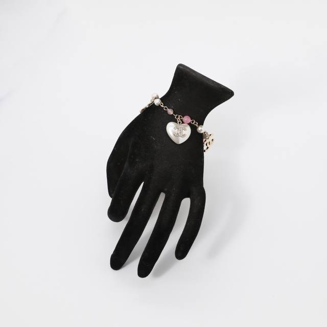 Ch Nel Bracelet: A classic, popular heart-shaped acrylic double-C rhinestone pin