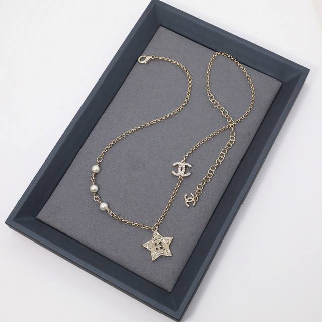 Ch Nel Necklace: A women's necklace featuring a hollowed-out star-shaped button