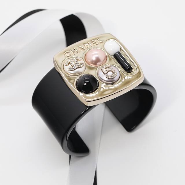 Ch Nel Bracelet: A popular eyeshadow palette pearl and rhinestone women's open b