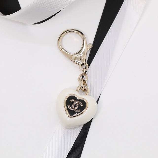 Ch Nel Keychain: A popular white acrylic heart-shaped double-C rhinestone pendan