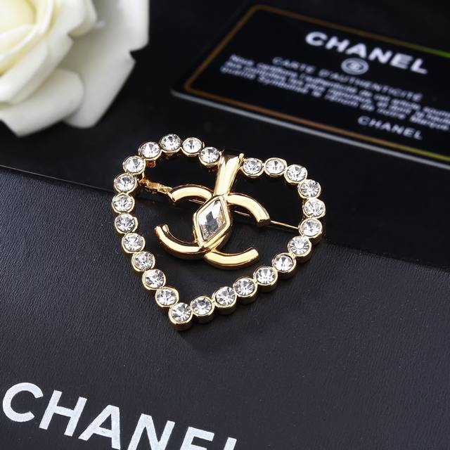 Chanel's new brooch is exquisitely crafted in every detail. The design is absolu
