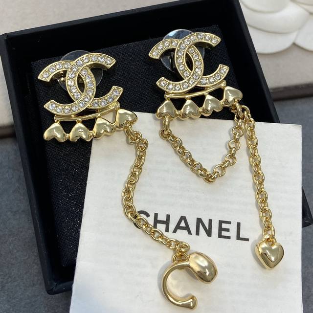 Xe818 Ch Nel Xiang'er Double C Heart Asymmetrical Hanging Earrings These heart-s