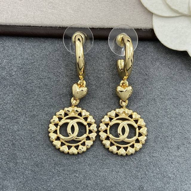 Xe0146 Ch Nel Xiang'er Hollow Heart Earrings These heart-shaped bubble earrings