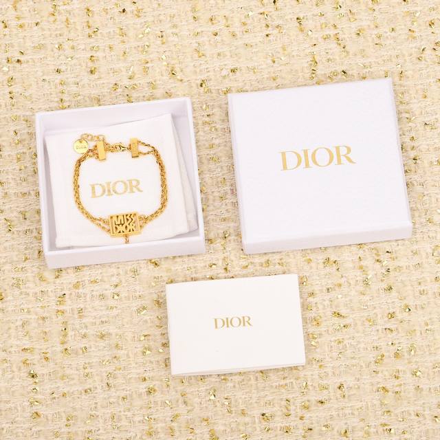 211179 We produce Zp5460, bulk inquiries welcome! D hollow letter square pendant