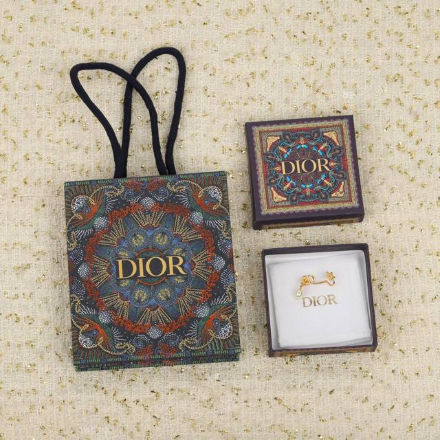 205005 We produce a single Zp3900 earring. For bulk orders, please consult custo