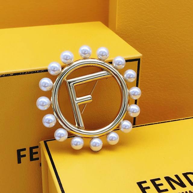 Item No. Fdxz0001 Fendi Brooch, Round Design with Pearl Trim DDD
