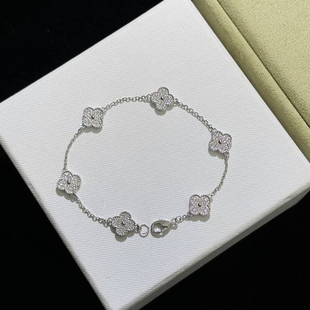 A0930 Vanjia Classic Bestselling Full Diamond Six-Flower Mini Bracelet. A popula