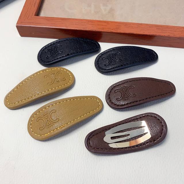 Celine hair clip Celine hair clip Arc de Triomphe embossed leather Bob clip, eve