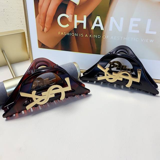 YSL Saint Laurent Clip Large Titanium Steel Logo Triangle Clip, Elegant and Vers