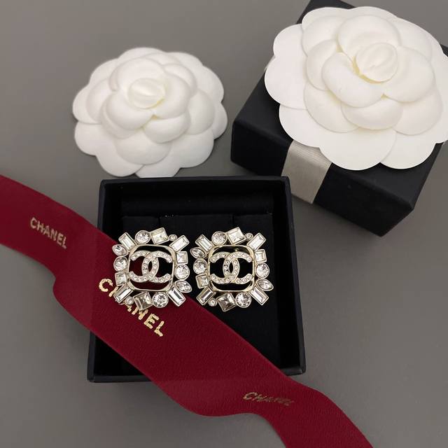 High-quality details as shown in picture 0800110. Mixed diamond stud earrings Z