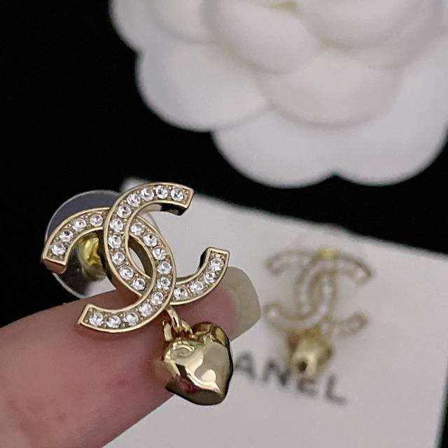 High-quality details as shown in picture 080090 Double C pendant heart earrings