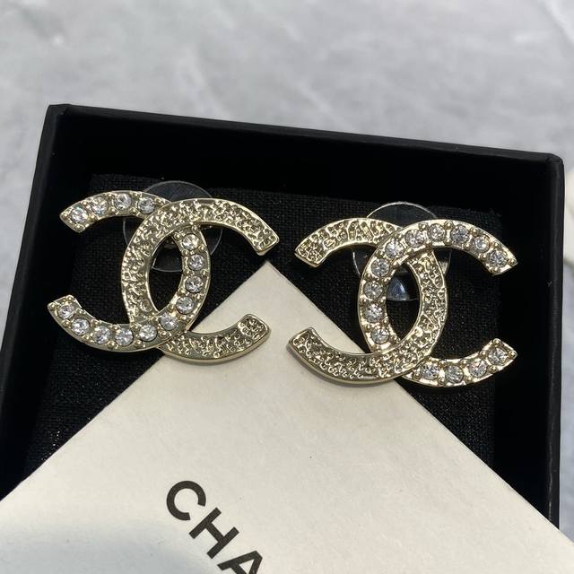 Xe0436 Ch Nel Xiang'er Half-Diamond Embossed Earrings A must-have classic earrin