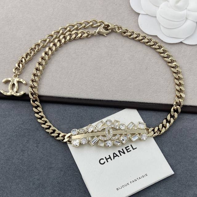 Xx776 Ch Nel Xiang'er Hollowed-out Double C Irregular Crystal Choker is so styli